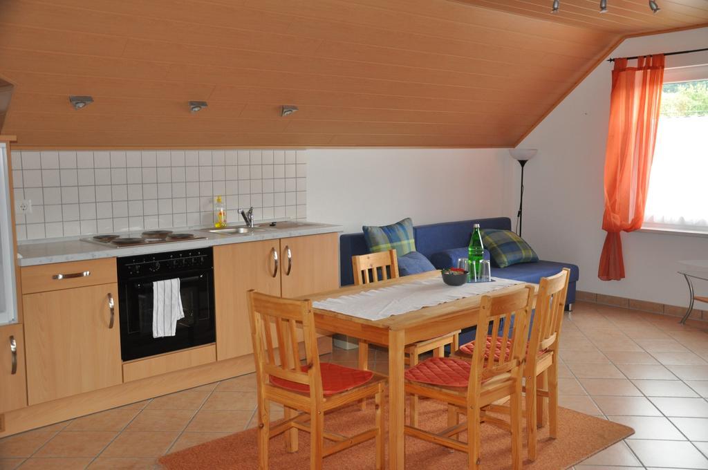 Fliederhof Ferienwohnungen Herresbach Bilik gambar